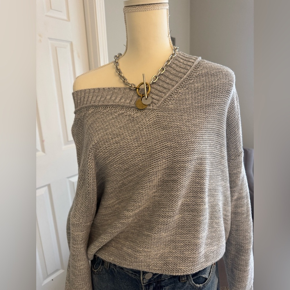 American Eagle Outfitters Women's Light Gray V Neck Sweater